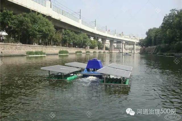正在工作的太阳能解层式曝气机 正在工作的太阳能解层式曝气机